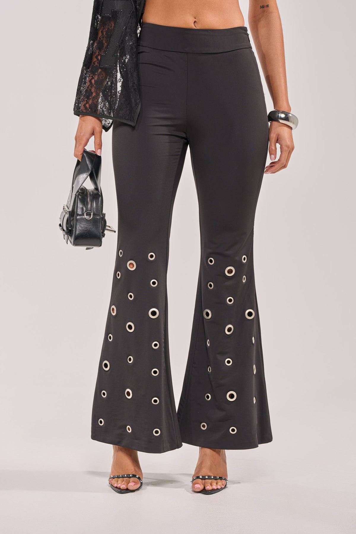 CHECK IT OUT GROMMET FLARE LEGGING